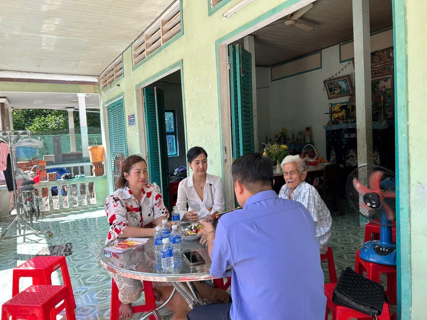 Co-quan-dieu-tra-vksnd-toi-cao-kiem-tra-hien-truong-vu-tai-nan-giao-thong-o-vinh-long-5433-6857.jpg